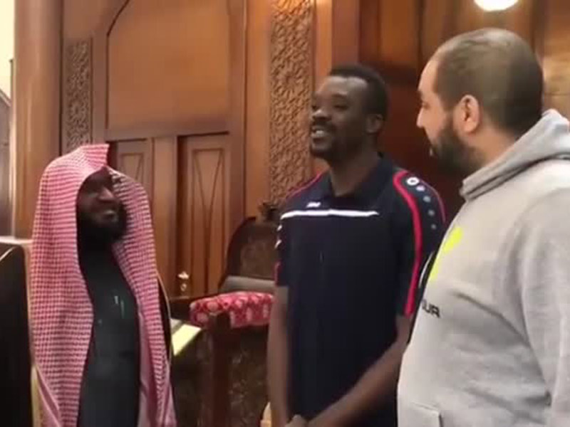 اضغط لمشاهدة الفيديو: لاعب نادي الجبلين للكرة الطائرة يعلن دخوله الإسلام